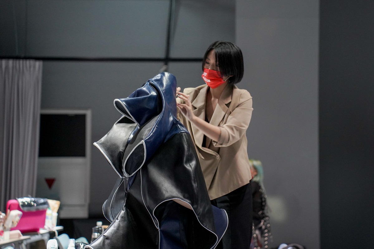 artist Yu Lun Lu's picture in real leather stay different competition